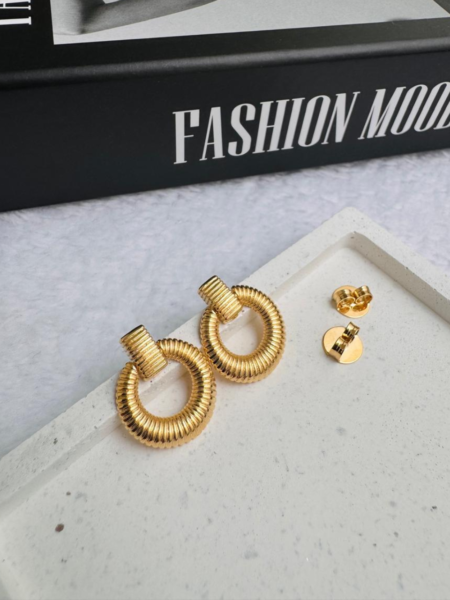 Brinco de Aro com chapa trabalhada Banho de Ouro 18K