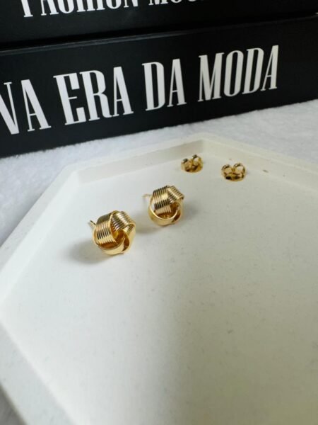 Brinco de Nó Trabalhado Banho de Ouro 18K