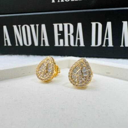 Brinco de gota 1.4 cm com zircônias Banho de Ouro 18K.