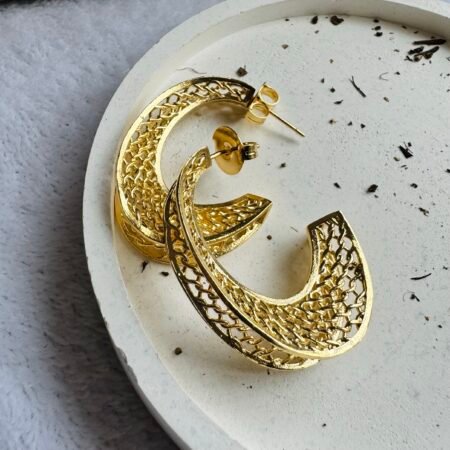 Argola Oval Trabalhada Banho de Ouro 18K