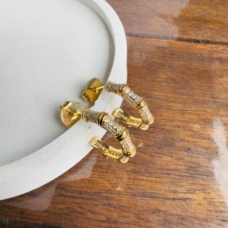 Argola em Zircônias com Filetes lisos Banho de Ouro 18K