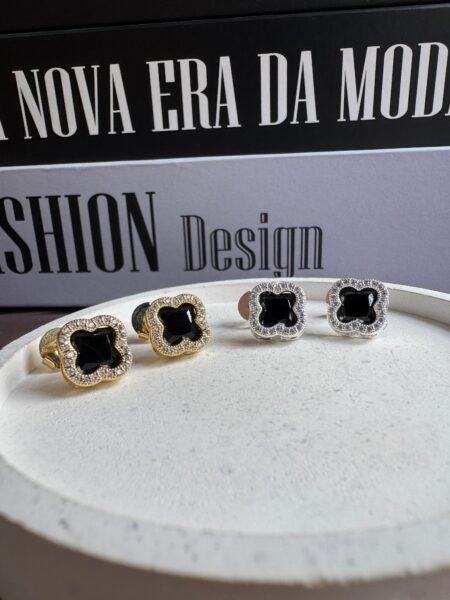 Brinco de Trevo Com zircônias Transp. e Negra Banhado