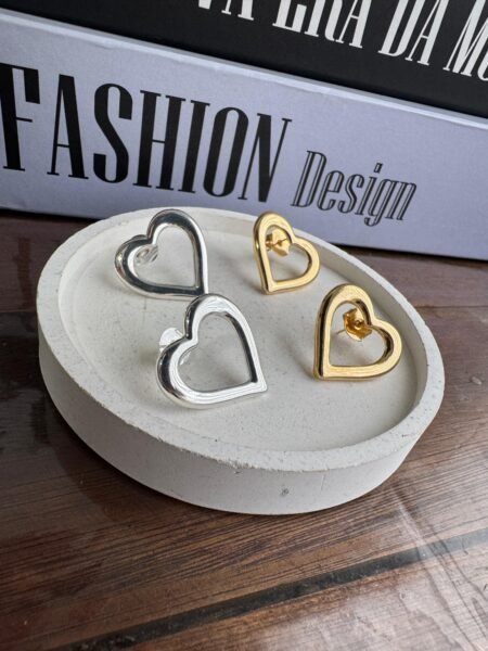 Brinco de Coração Vazado Banhado