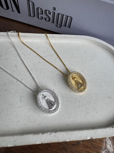 Colar de Medalha de Nossa Senhora com Zircônias Banhado
