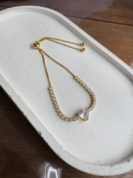 Pulseira ajustável com Coração em Zircônia e fecho Gravata Banhado