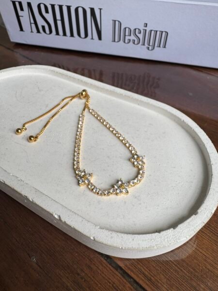 Pulseira de Flores em Zircônias com Fecho Gravata Banho de Ouro 18K